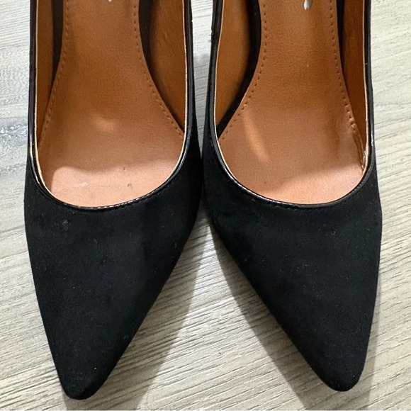 Toi Et Moi Pointed Toe Teardrop Cutout Back Black Tassel Pump - Picture 6 of 13